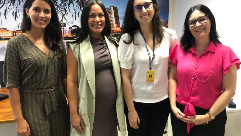 A ouvidora geral Izabela Mendes e as representantes da Ouvidoria do TRE-PE Rayssa Rodrigues, Williane Simon e Mariana Campos.